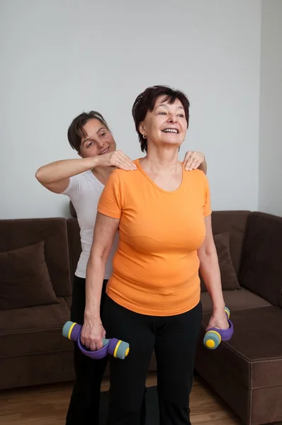 Mujer recibe masaje de hombro durante el ejercicio — Foto de Stock