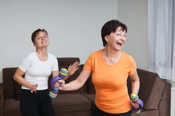 Senior en jonge fitness vrouw dansen — Stockfoto