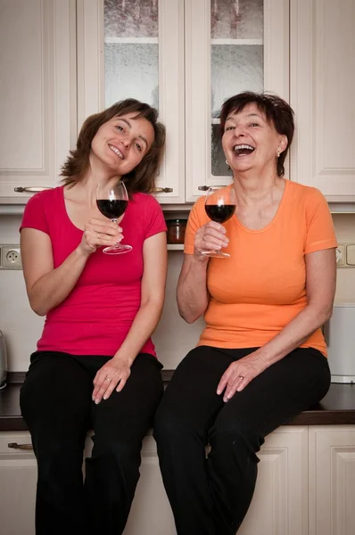 Anne ve kızı şarap içme — Stok fotoğraf