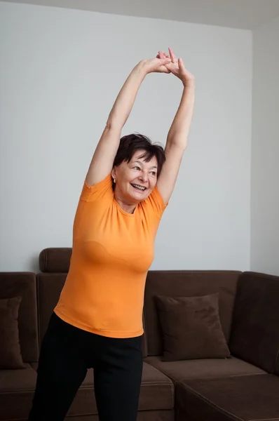 Kobieta ćwiczy w domu — Zdjęcie stockowe
