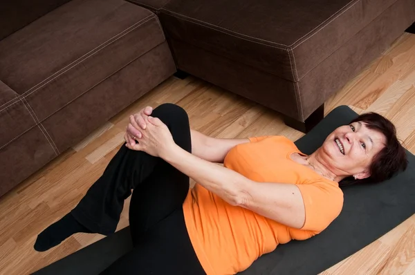 Mulher se exercitando em casa — Fotografia de Stock