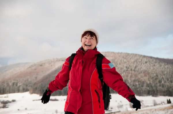 Kvinna i snöiga berg mark — Stockfoto