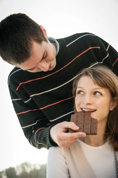 Homem dá chocolate à mulher — Fotografia de Stock