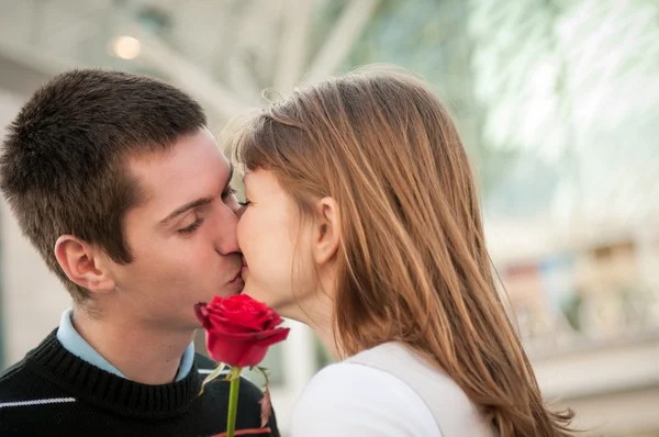 Paar küsst sich — Stockfoto