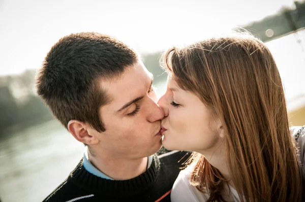 Fiatal pár csók a szerelem — Stock Fotó