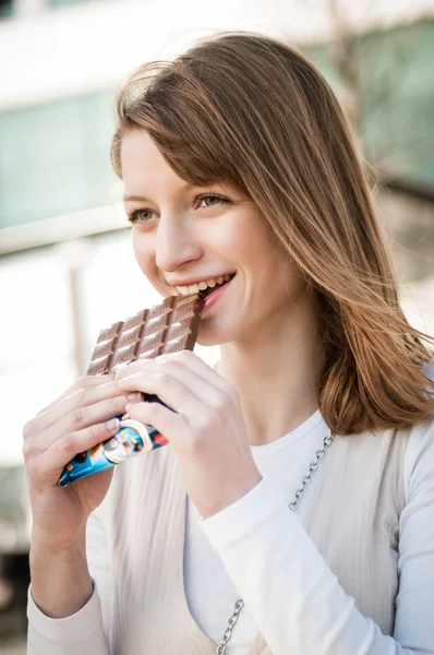 年轻女子吃巧克力 — 图库照片