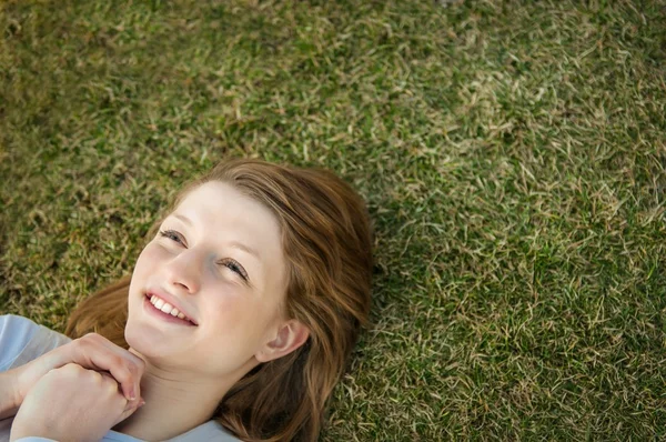 Woman lying in grass — Stock Photo, Image