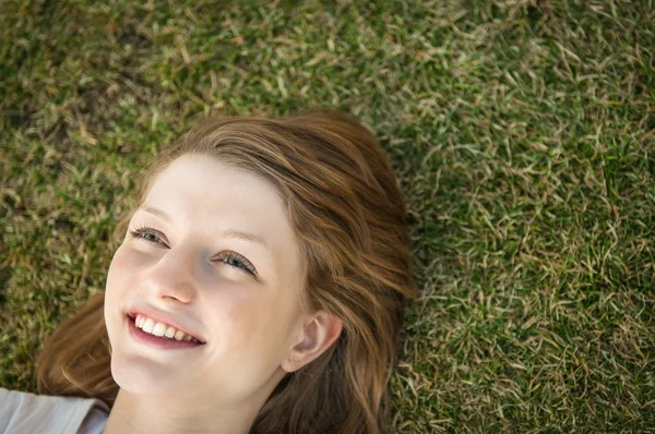 Woman lying in grass — Stock Photo, Image