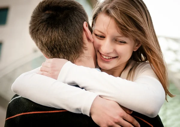 Sonriente pareja en el abrazo —  Fotos de Stock