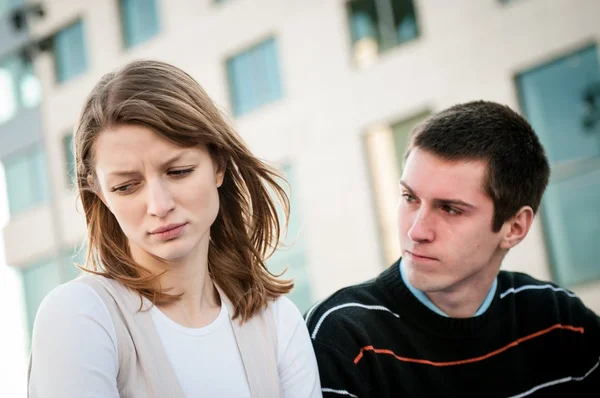 Mulher e homem tendo problemas de relacionamento — Fotografia de Stock