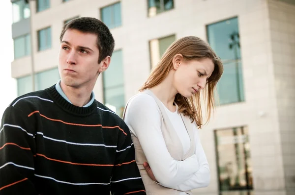 Žena a muž po vztahové problémy — Stock fotografie