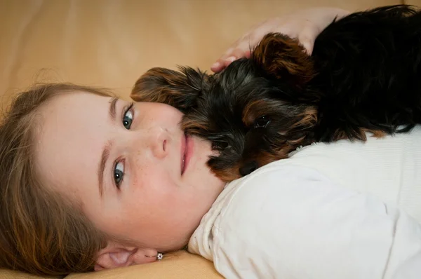 Meisje ontspannen met kleine hond — Stockfoto