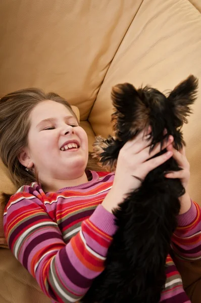 Kız küçük köpek ile rahatlatıcı — Stok fotoğraf
