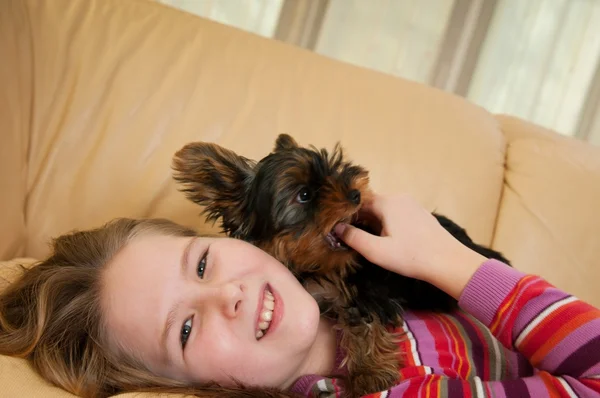 Chica relajante con poco perro —  Fotos de Stock