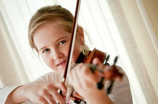 Girl playing violin — Stock Photo, Image