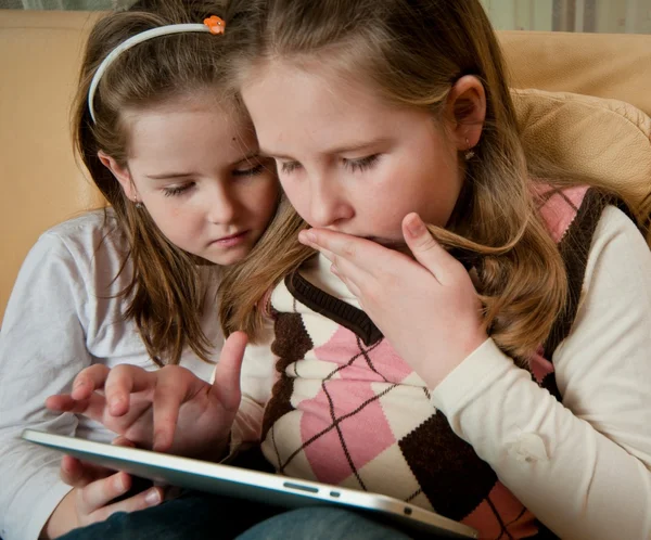 Systrarna leker med tablett — Stockfoto
