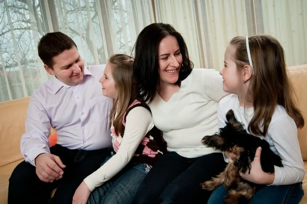 Familj tillsammans hemma — Stockfoto