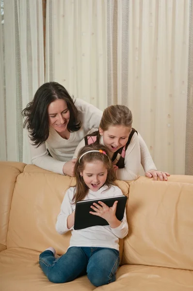 Família brincando com tablet em casa — Fotografia de Stock