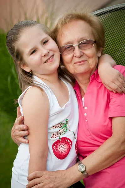 Büyükanne torunu ile portresi — Stok fotoğraf