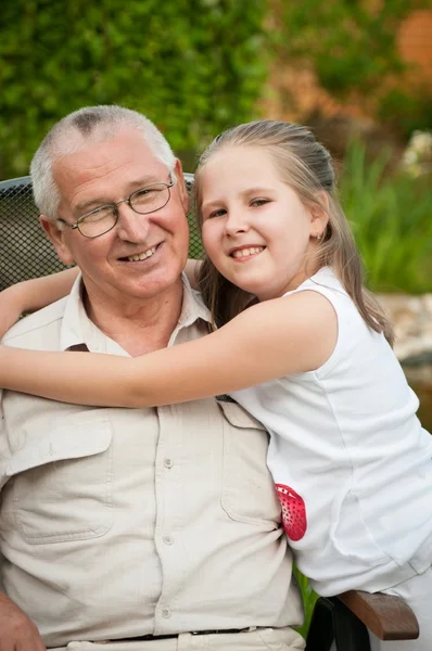 Портрет дедушки с внуком — стоковое фото