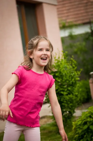 Lachende schattig meisje buiten — Stockfoto