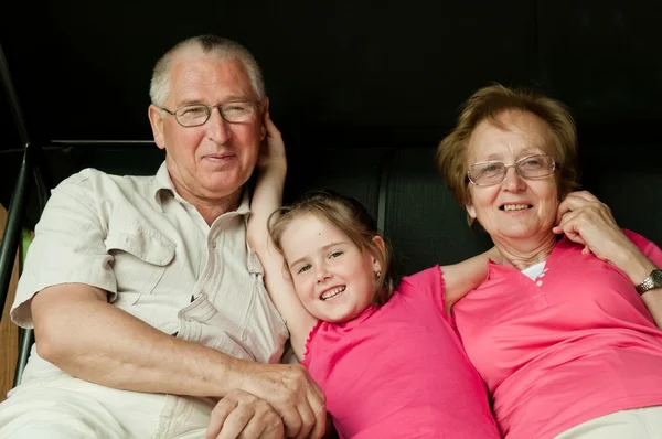 Porträtt av far-och morföräldrar med sina barnbarn — Stockfoto