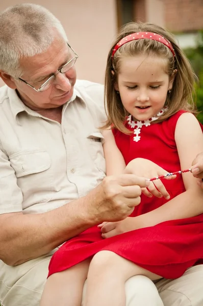 Büyükbaba veya büyükanne torunu ile oynamak — Stok fotoğraf