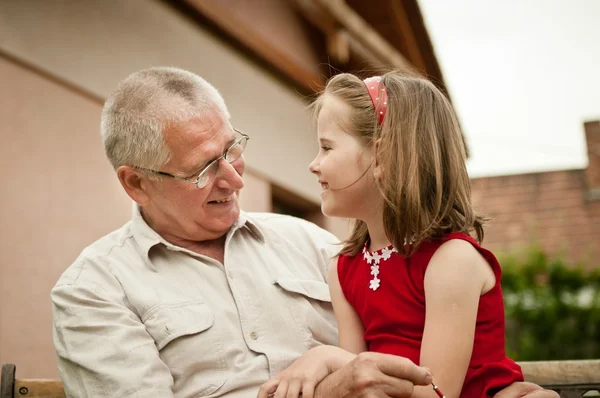 Grandfather with her grandchild ouside in backyard — Stock Photo, Image