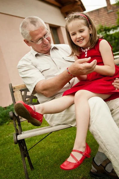 Boldog nyugdíjas éveket - nagyszülő és unoka — Stock Fotó