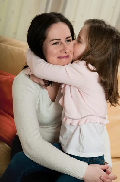 Älska - barn puss mamma — Stockfoto