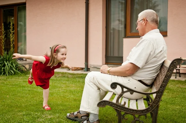 Gelukkig pensioen met kleinkind — Stockfoto