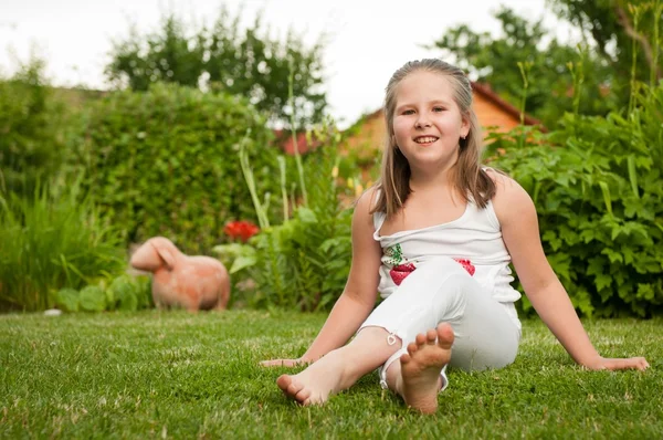 Dziewczyna siedzi na trawie — Zdjęcie stockowe
