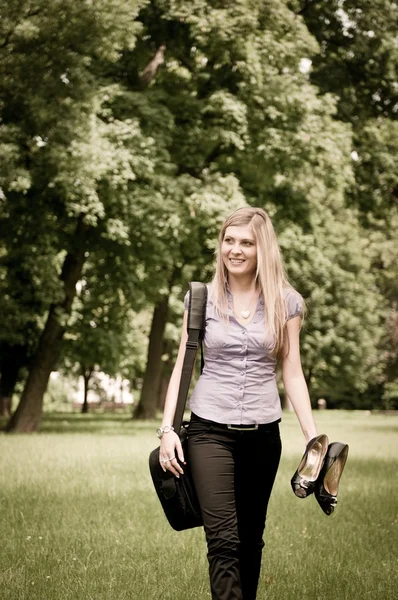 Biznes kobieta spaceru na świeżym powietrzu w parku — Zdjęcie stockowe