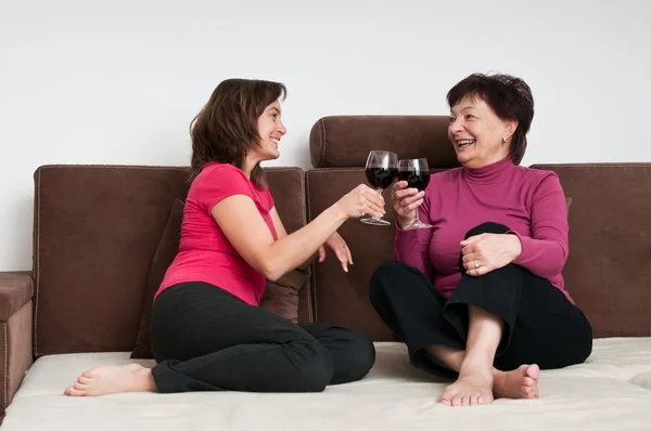 Matka a dcera pije víno Stock Obrázky