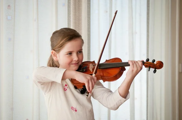 Lány játszik hegedű Stock Kép
