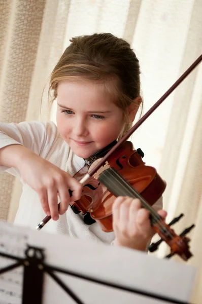 Dívka hraje housle Royalty Free Stock Obrázky