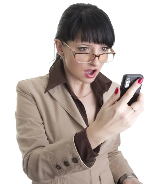 Разочарованная деловая женщина с мобильным телефоном — стоковое фото