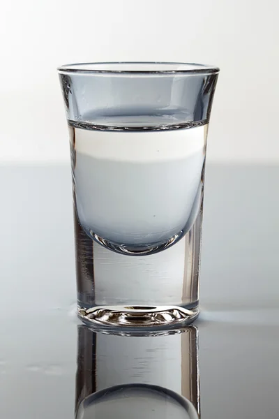 Um copo de vodka. — Fotografia de Stock