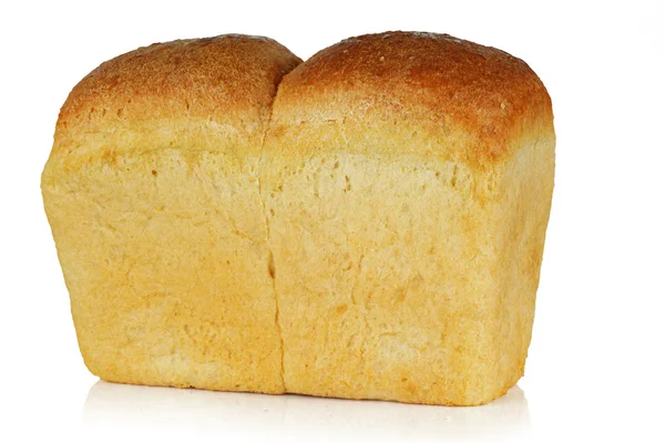 Una hogaza de pan fresco sobre un blanco — Foto de Stock