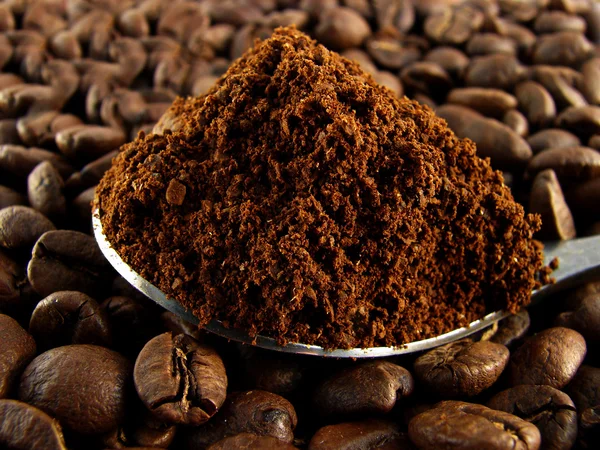 Cuchara el café molido, contra el grano . — Foto de Stock
