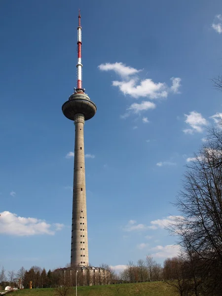 TV-toren - centrum van uitzending en internet-verbindingen — Stockfoto