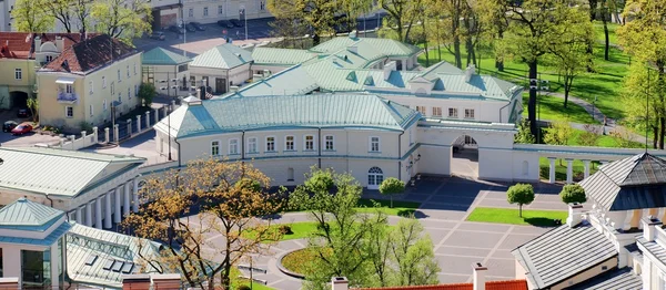 Litauiska presidentens residens - vita palats i vilnius — Stockfoto