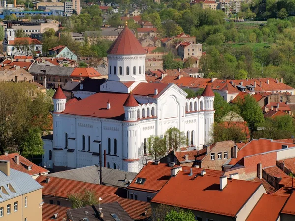 Witte orthodoxe kerk in de stad vilnius — Stockfoto