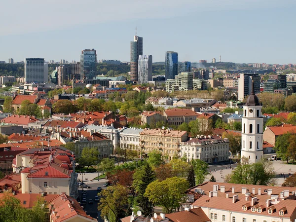Vilnius régi város piros tetők és felhőkarcolók — Stock Fotó