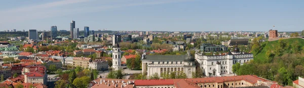 Vue panoramique sur la ville - ancien et nouveau avec des gratte-ciel — Photo
