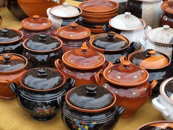 Aardewerk producten collectie - verschillende kleuren stoofpot potten. — Stockfoto
