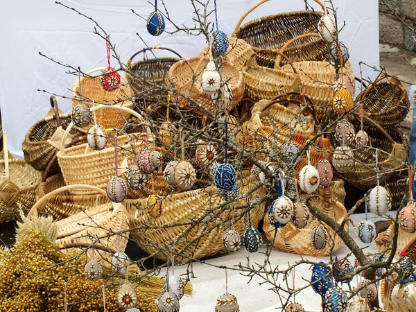 Veselé Velikonoce - koše kolekce a vejce na stromě — Stock fotografie