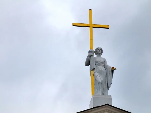 Façade de la cathédrale de Vilnius - sculpture avec croix — Photo