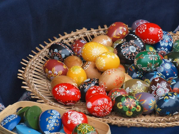 Vrolijk Pasen met traditionele gekleurde eieren komen — Stockfoto