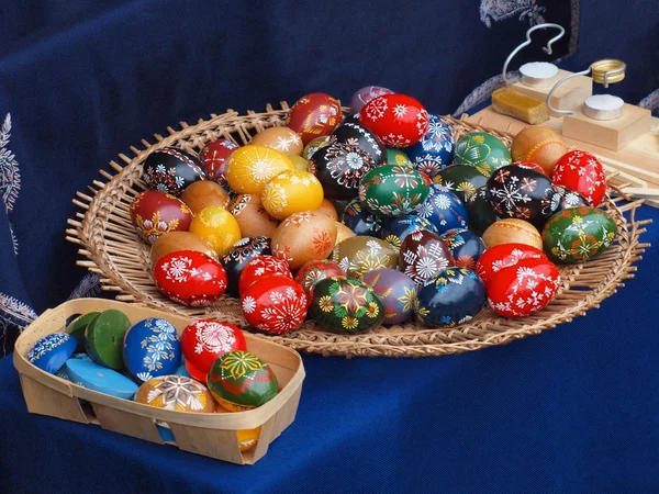 Paște fericit cu ouă tradiționale colorate care vin — Fotografie, imagine de stoc